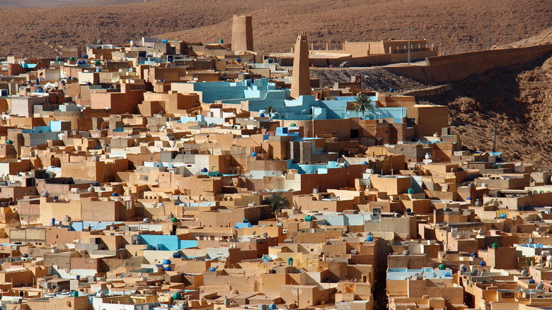 Towards the South, A journey around earthen architecture and André Ravéreau still 1