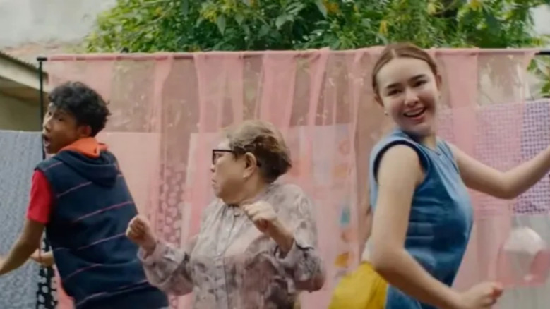 Check Out Sekarang, Pay Later (Caper) still 8