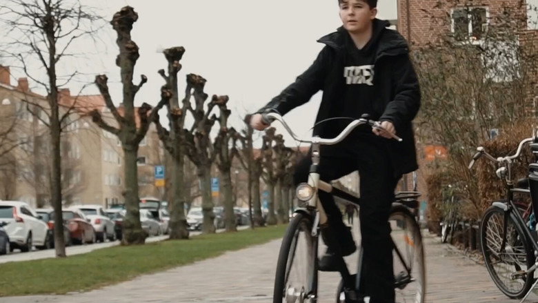 Syner still 2