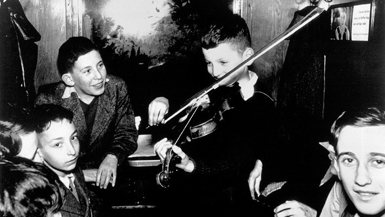 Into the Arms of Strangers: Stories of the Kindertransport still 1