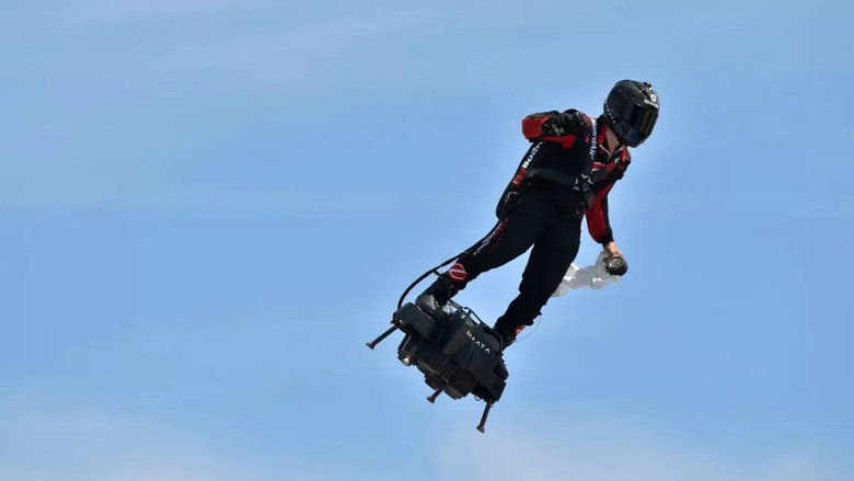 Flying : le rêve de Franky Zapata still 1