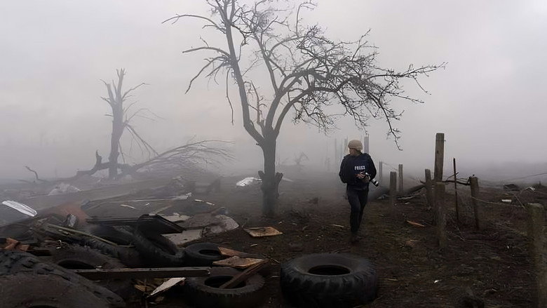 20 Days in Mariupol still 4