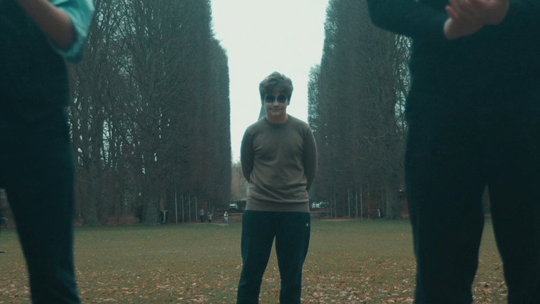 Syner still 1